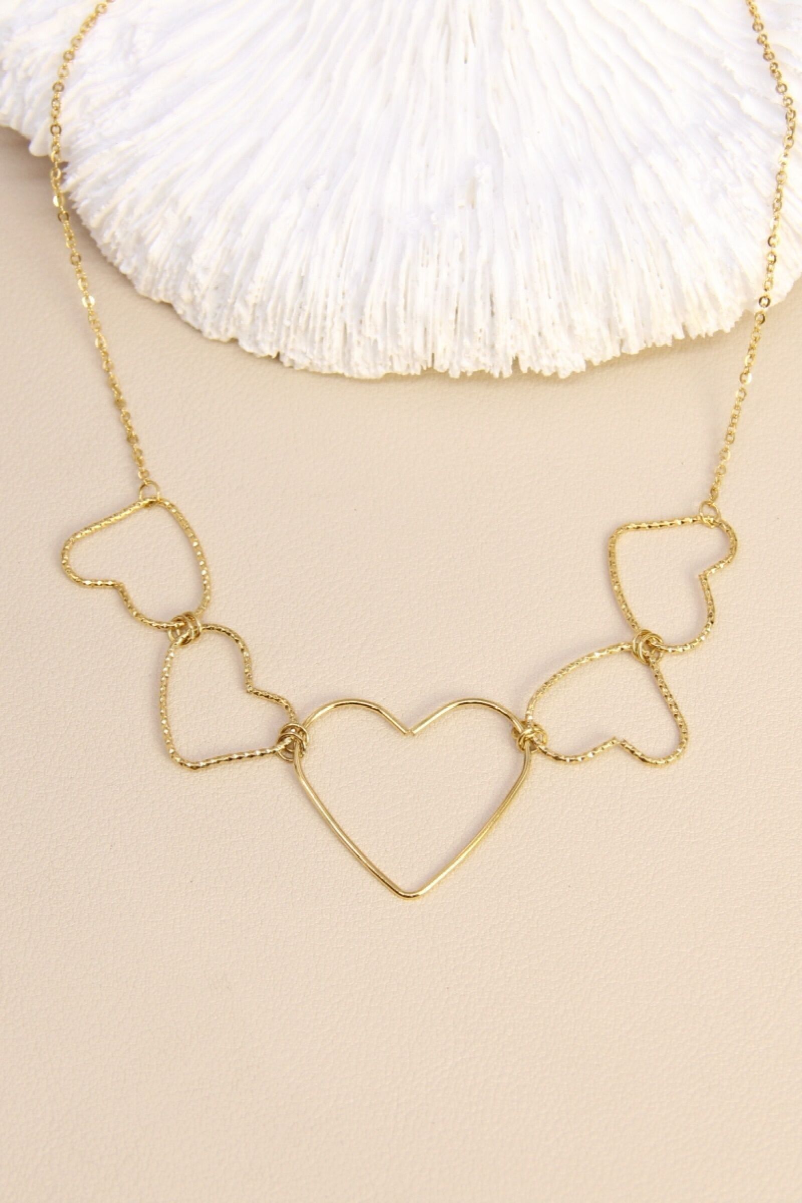 Collier cœurs dorés en acier inoxydable – Élégance & amour