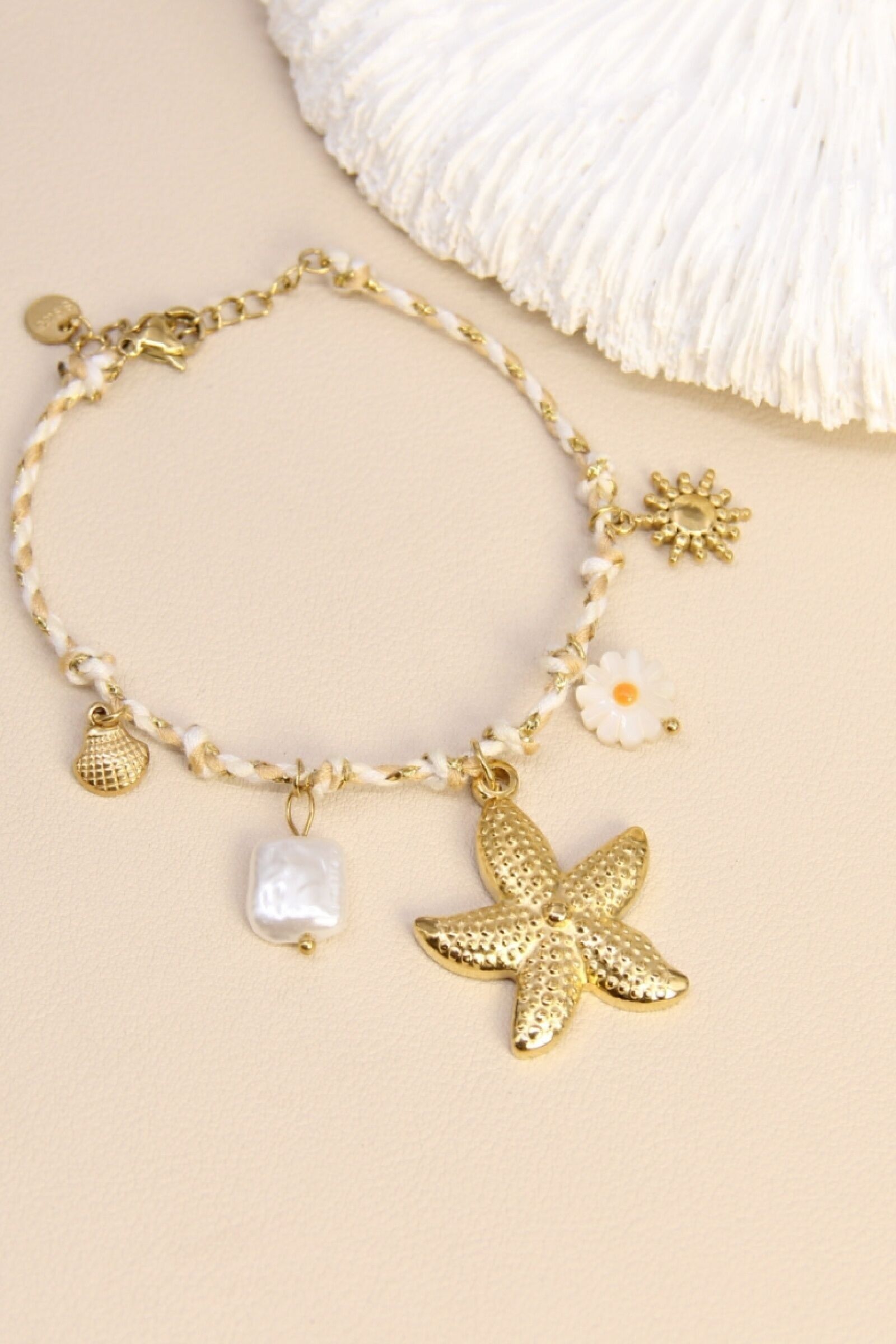 Bracelet étoile de mer dorée & breloques nacrées – esprit plage chic