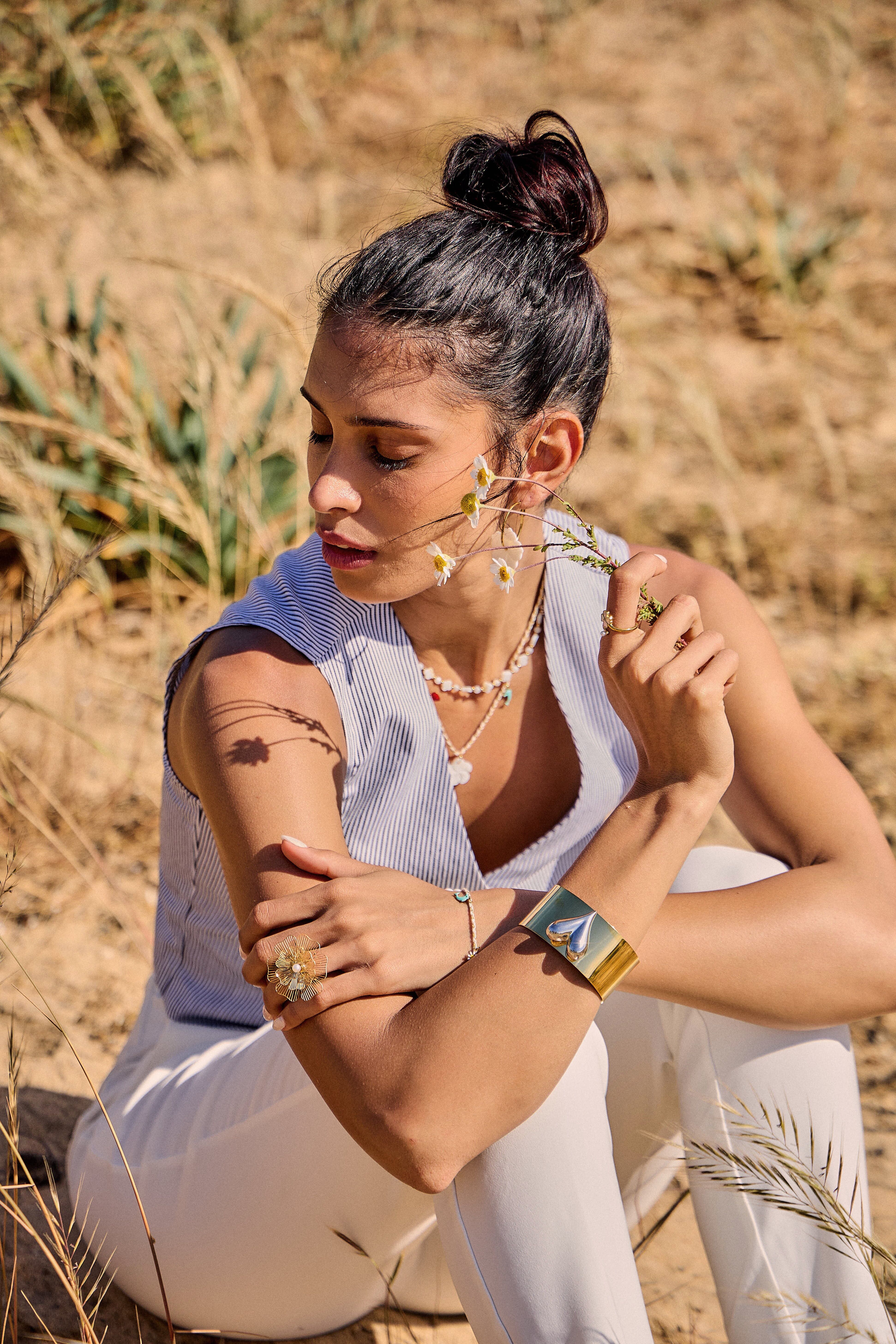 Bracelet jonc large bicolore en acier inoxydable – Cœur sculpté design