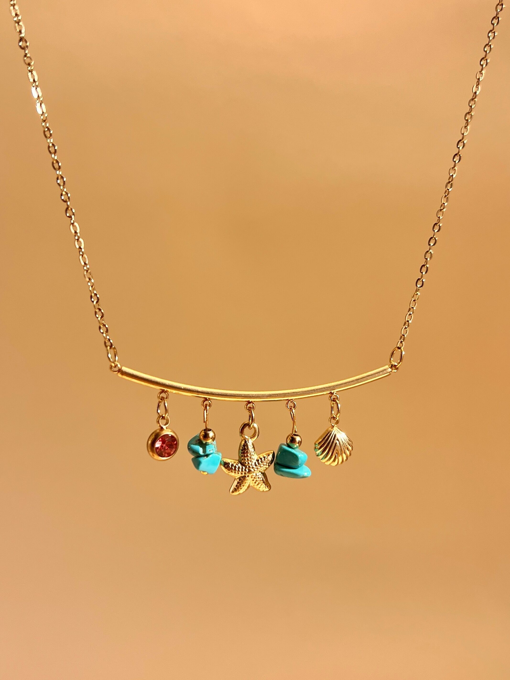 Schicke Halskette mit Türkis- und Muschelanhänger aus Goldstahl