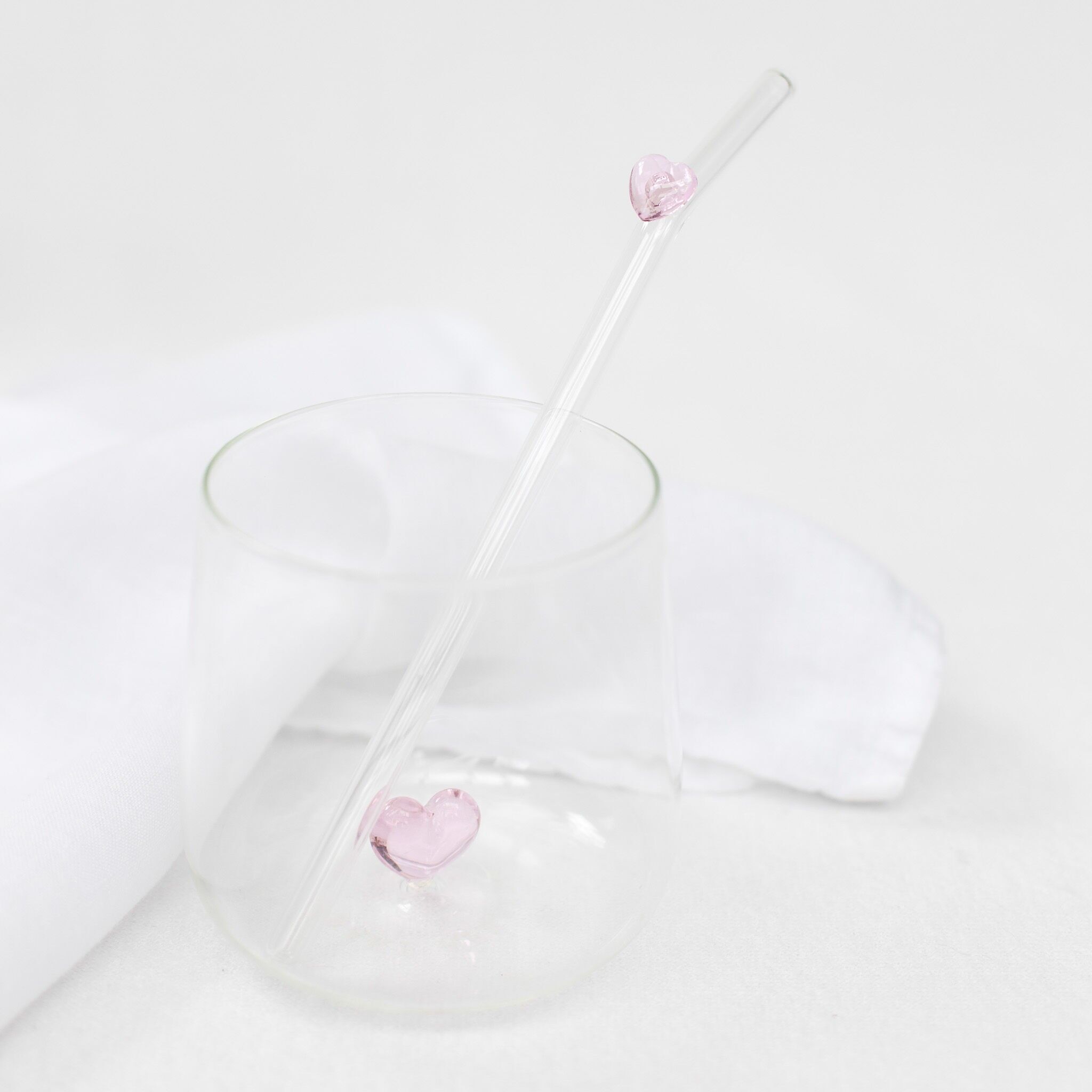 Pajitas de cristal con corazón rosa