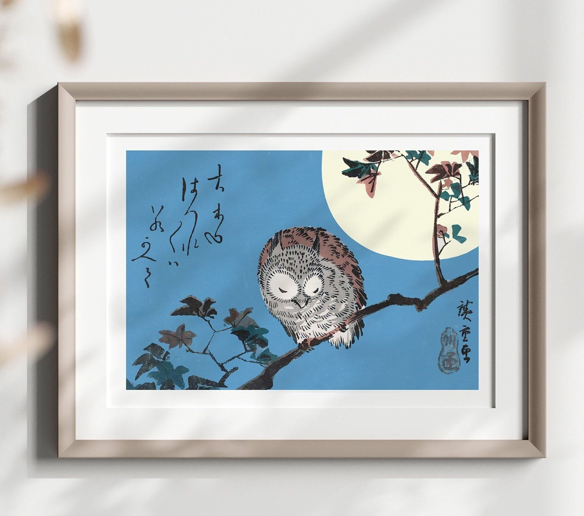 Poster Premium: Gufo da parete – Illustrazione di gufo – Arte giapponese – Gufo cornuto su ramo d'acero sotto la luna piena – Stampa giapponese