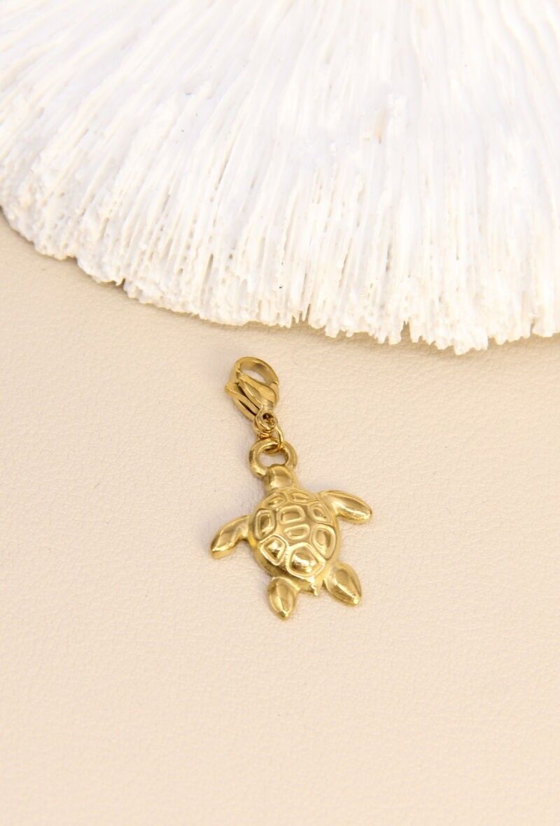 Charm Tortue Dorée – L’élégance au rythme de la mer