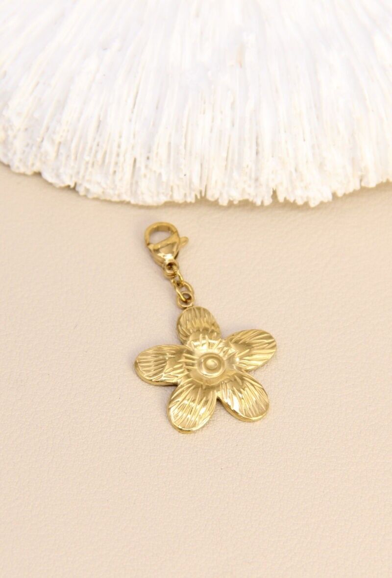 Charm Fleur Dorée – L’élégance en pleine floraison