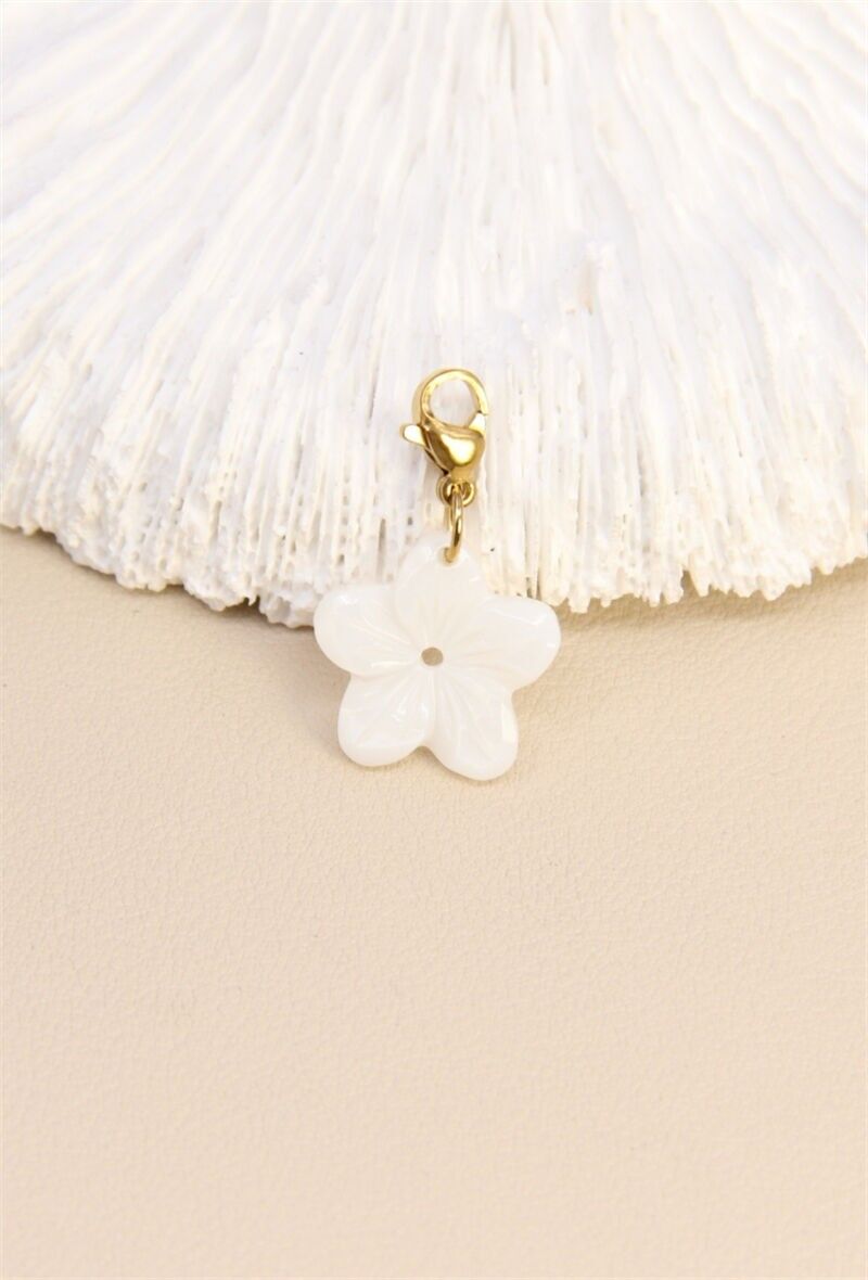 Charm Fleur Nacrée – Élégance naturelle et éclat intemporel