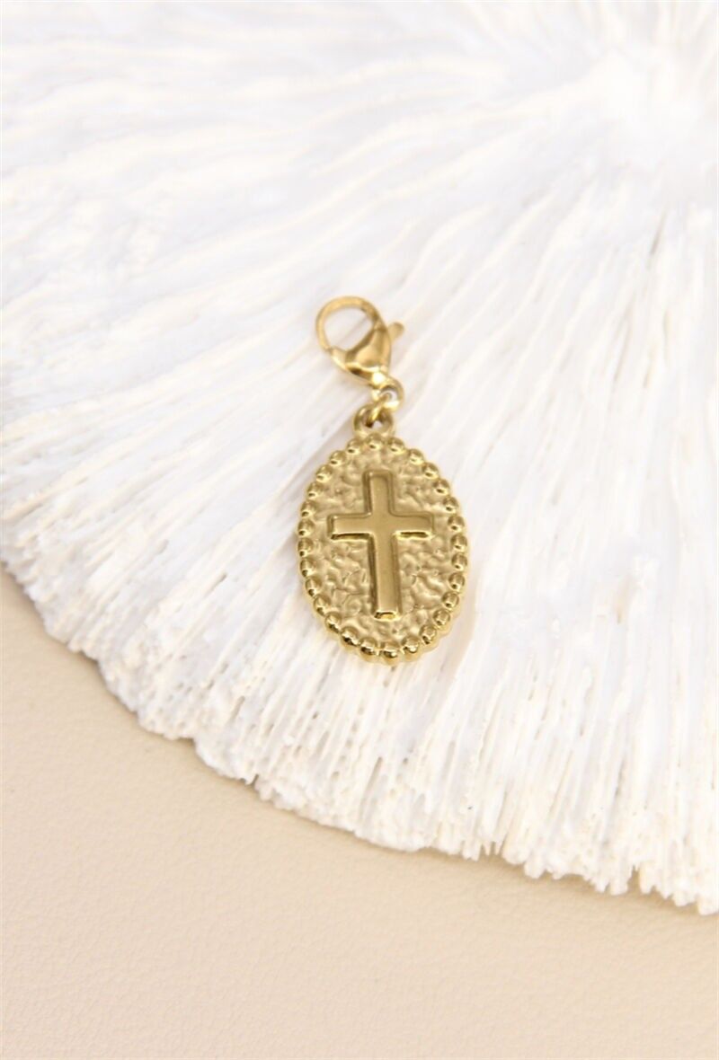 Charm Croix Dorée – Symbole de foi et d’élégance