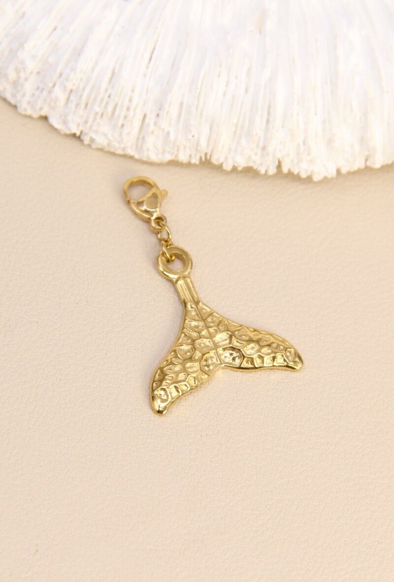 Charm Queue de Baleine Dorée – Un souffle d’océan