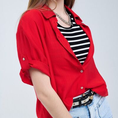 Camicia rossa con maniche corte e piega sulla manica