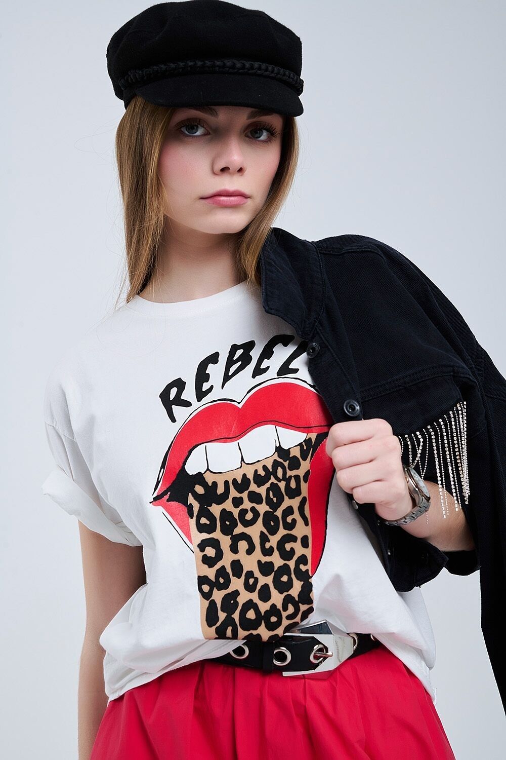 T-shirt bianca rilassata con stampa grafica di Rebel e Lips