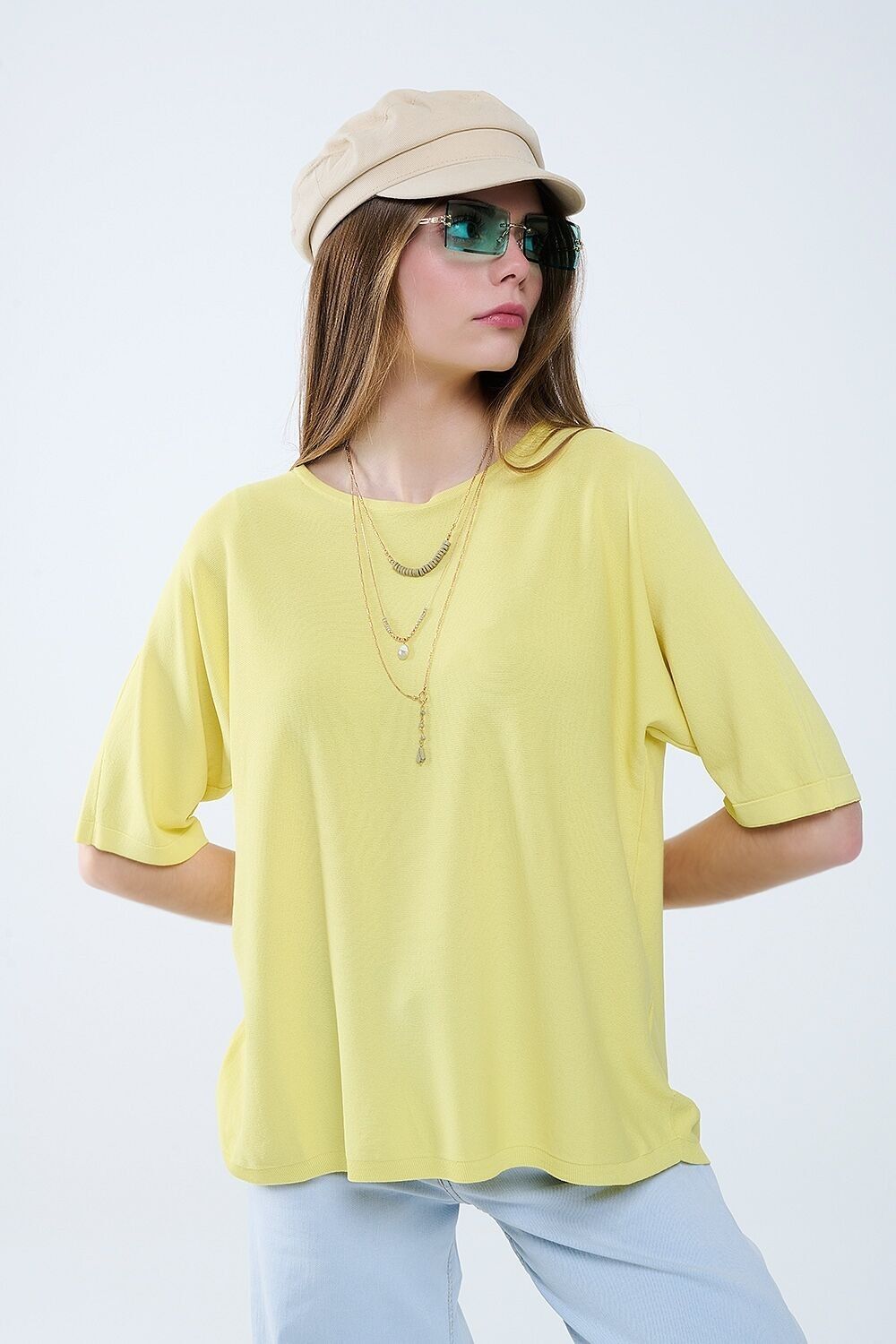 Maglione giallo oversize con maniche lunghe fino al gomito