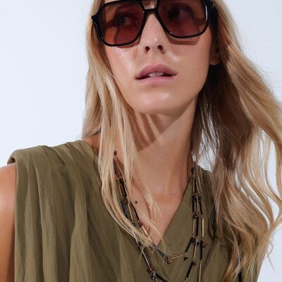 Lunettes de soleil de style rétro avec monture noire et verres orange