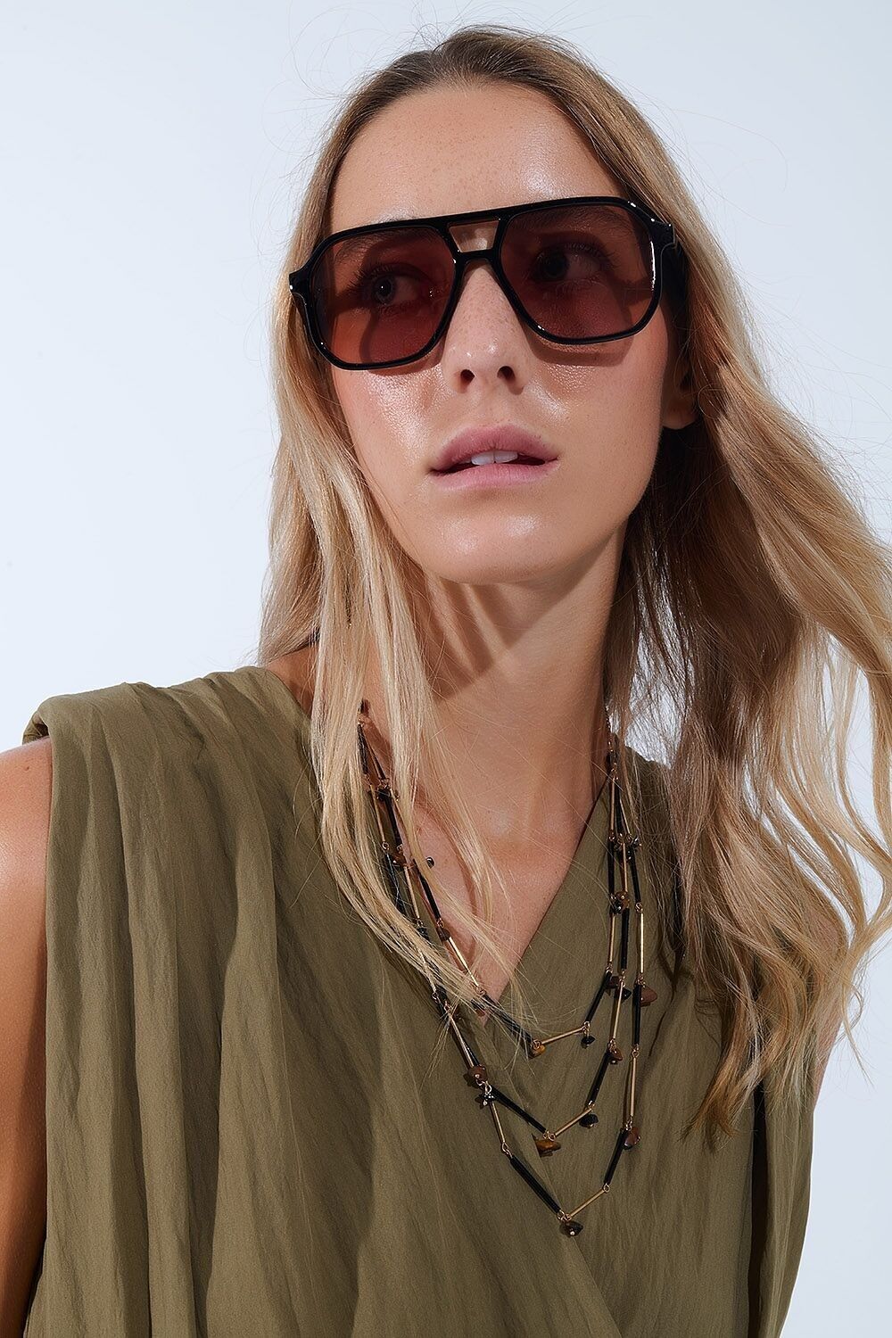 Occhiali da sole in stile retrò con montatura nera e lenti arancioni