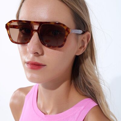 Lunettes de soleil de style rétro avec monture en écaille de tortue camel et verres noirs