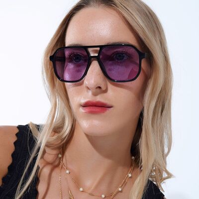 Lunettes de soleil de style rétro avec monture noire et verres violets