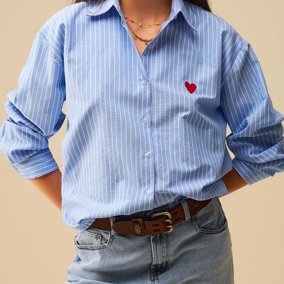 Chemise à rayures bleues avec broderie cœur rouge