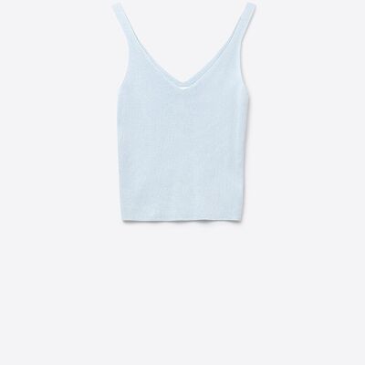 Top de punto acanalado azul bebé con cuello en V y tirantes finos
