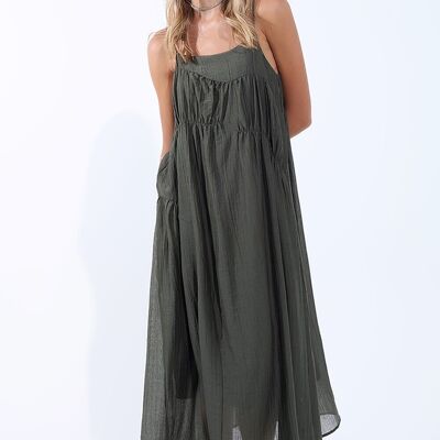 Vestido midi caqui con tirantes finos y detalle arrugado