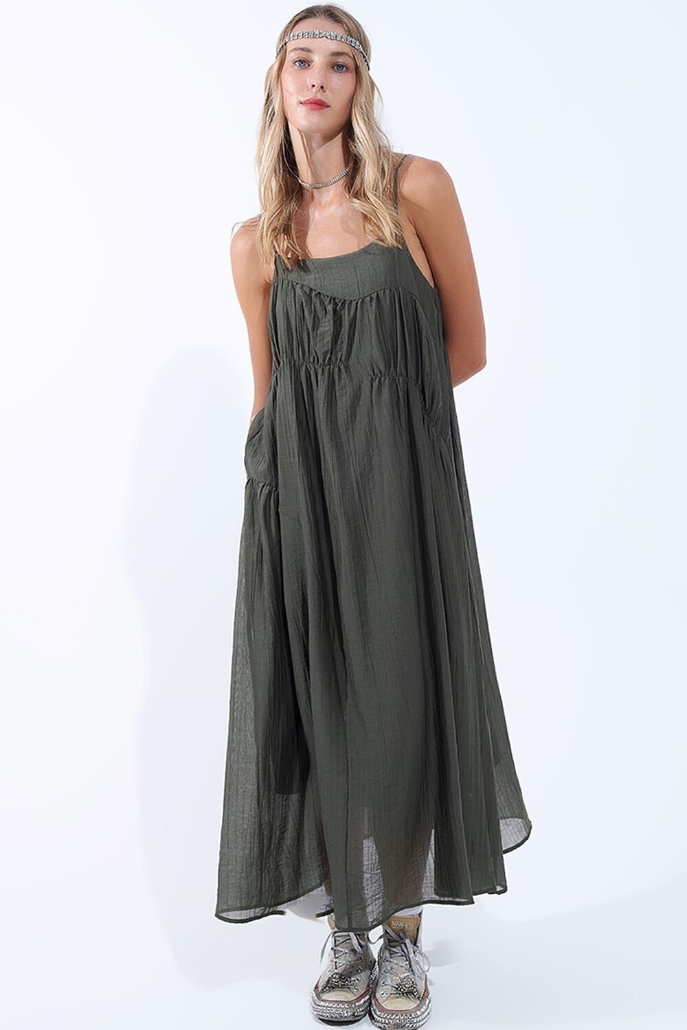 Abito midi color cachi con spalline sottili e dettagli arricciati