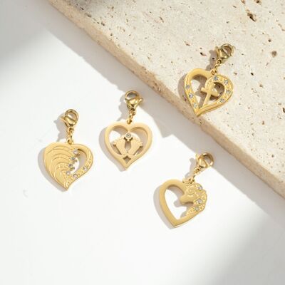 Juego de 4 colgantes de corazón de acero inoxidable dorado.