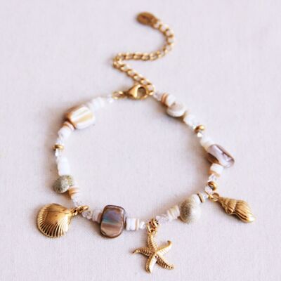 Bracelet composé de perles de coquillage et de breloques