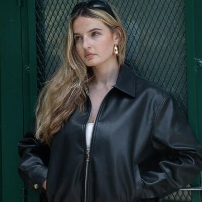 CHAQUETA BOMBER OVERSIZED DE CUERO SINTÉTICO NEGRA (8680)