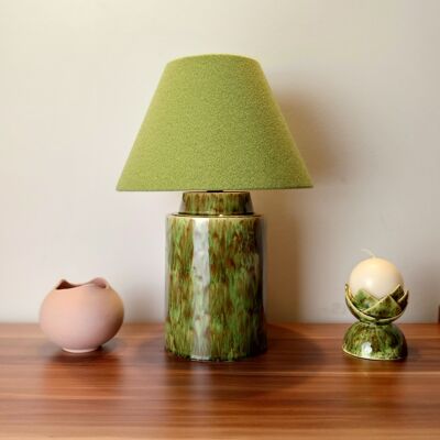 Lampe de chevet ronde en céramique émaillée à la main couleur pistache/vert avec abat-jour en feutre vert