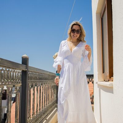 Robe longue blanche en broderie anglaise