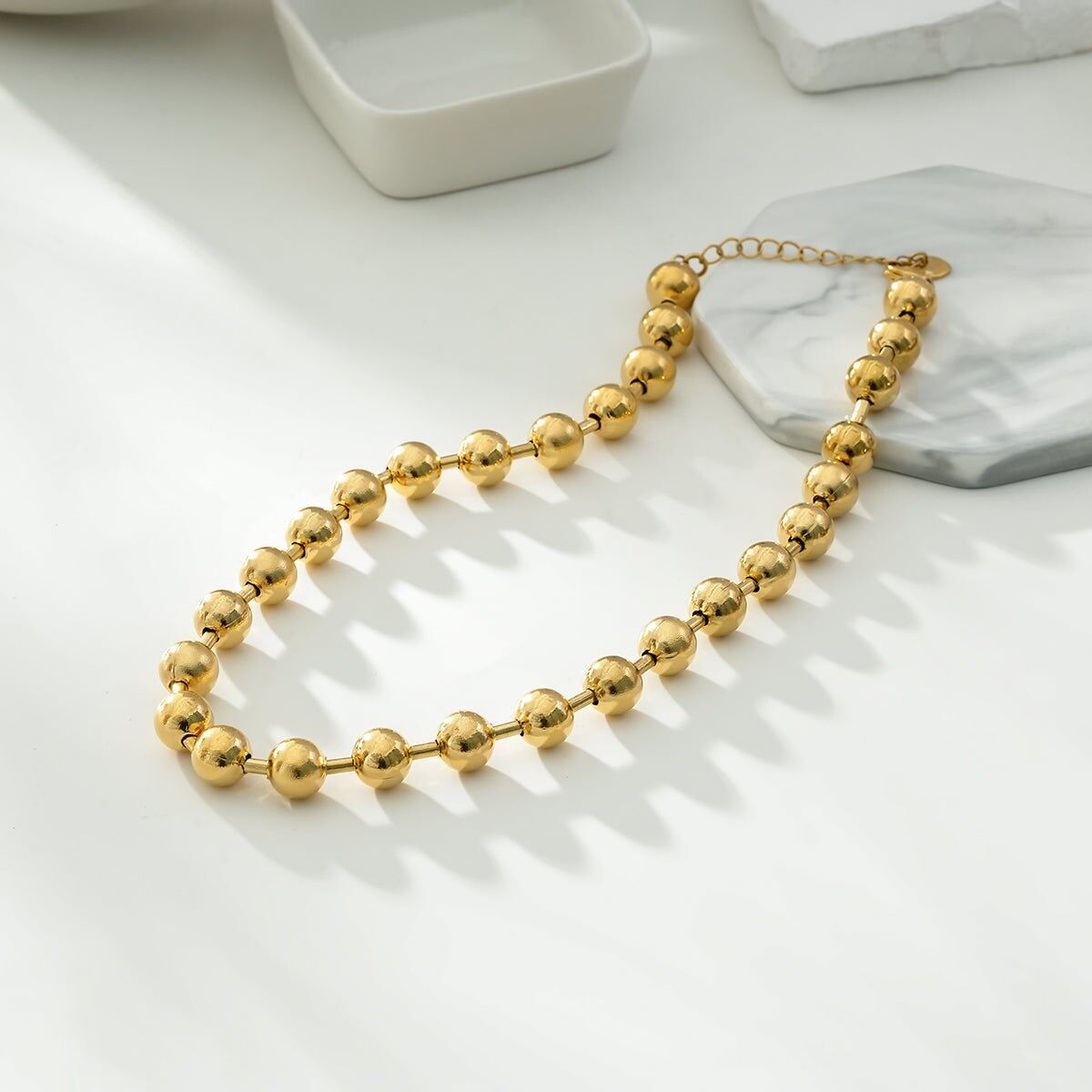 Collana dorata catena grandi perle dorate