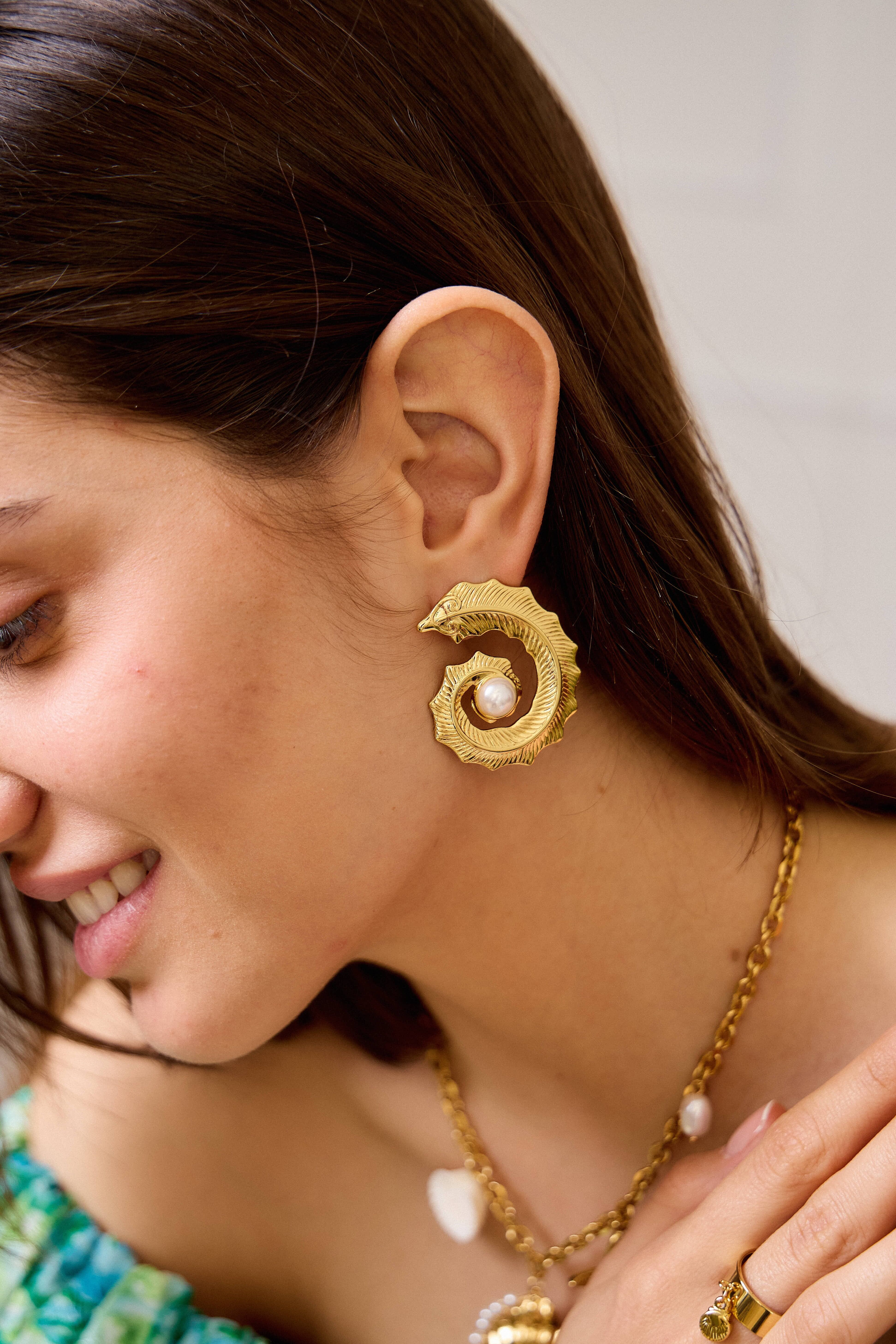 Elegantes pendientes en espiral de acero inoxidable