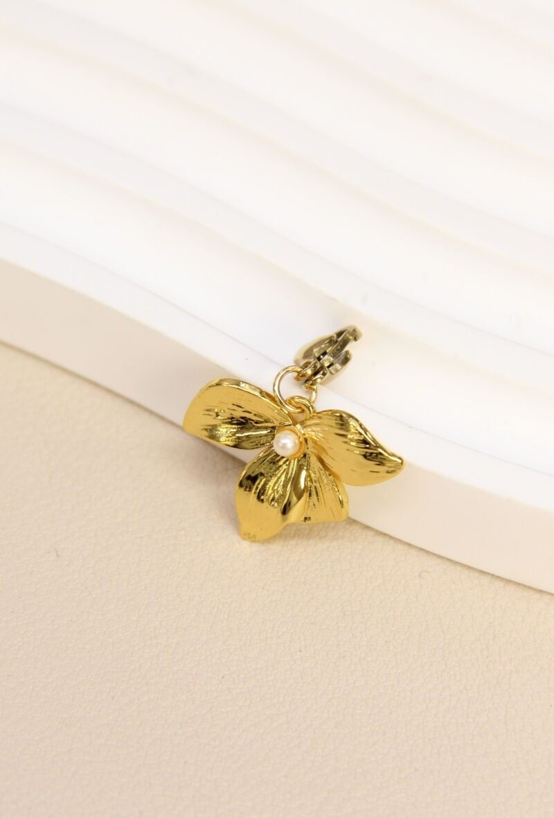 Perlenverzierter Blumenanhänger – Eleganter und zeitloser Charme