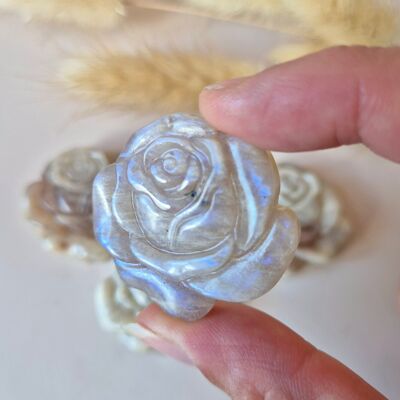 Rose en pierre de lune – Sculpture en pierre précieuse avec flash (3,7 cm)