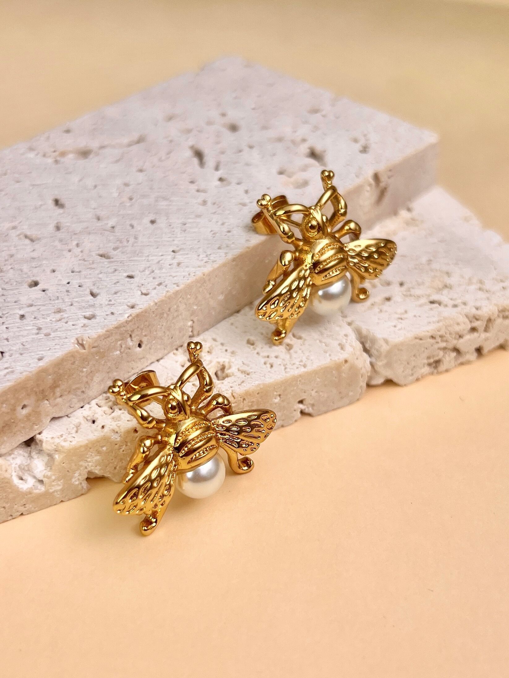 BIENEN-OHRRINGE MIT PERLE – EDELSTAHL