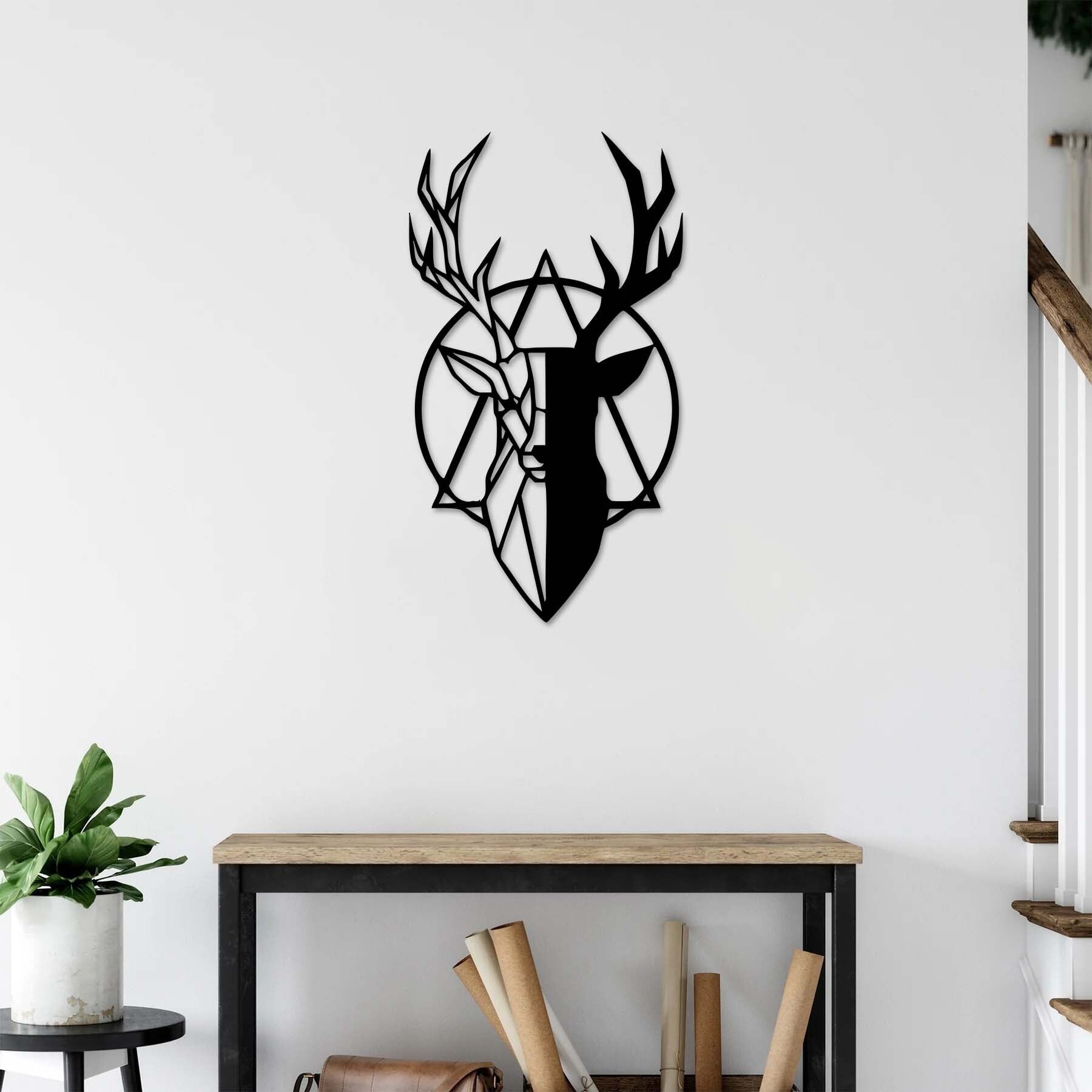 Geometrische Wandkunst aus Metall mit schwarzem Hirsch | Kraft der Natur, dekorative Kunst