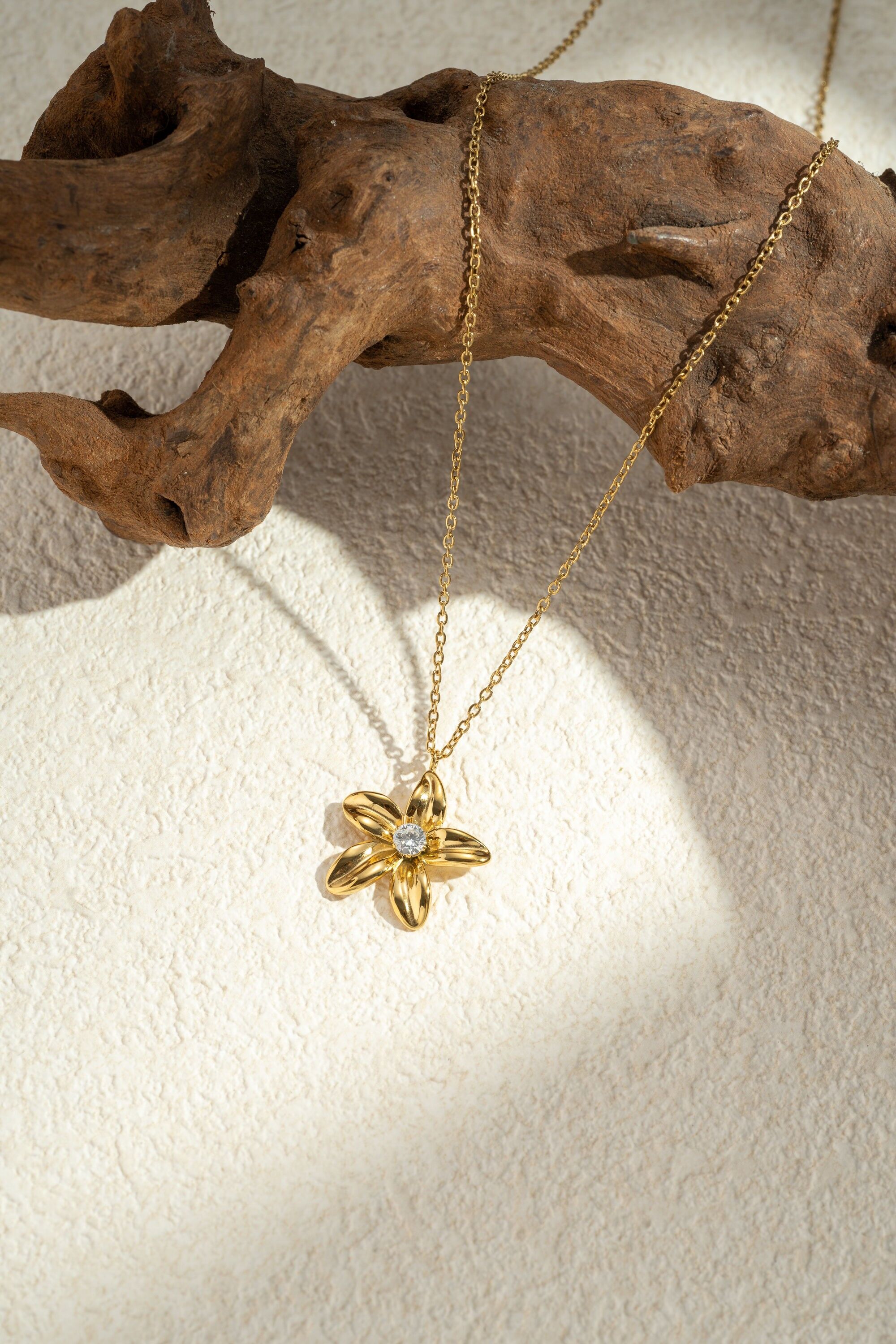 Goldfarbene Halskette mit Kristallblumen aus Edelstahl