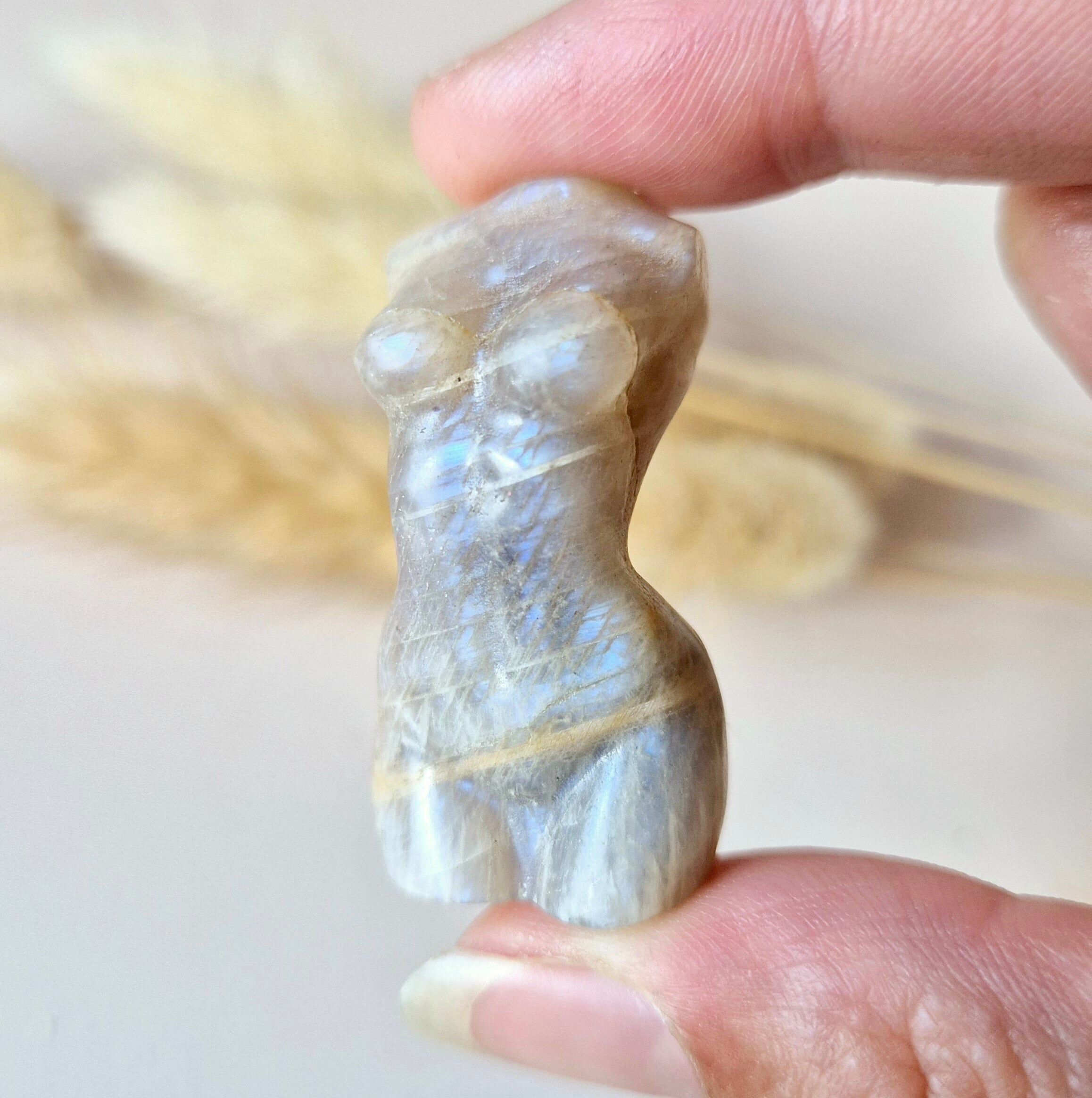 Moonstone Female Body – Goddess Carving (3–4 cm)