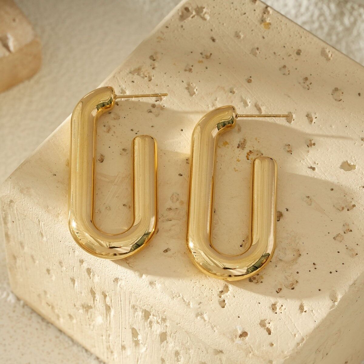 Orecchini in oro con maglie geometriche