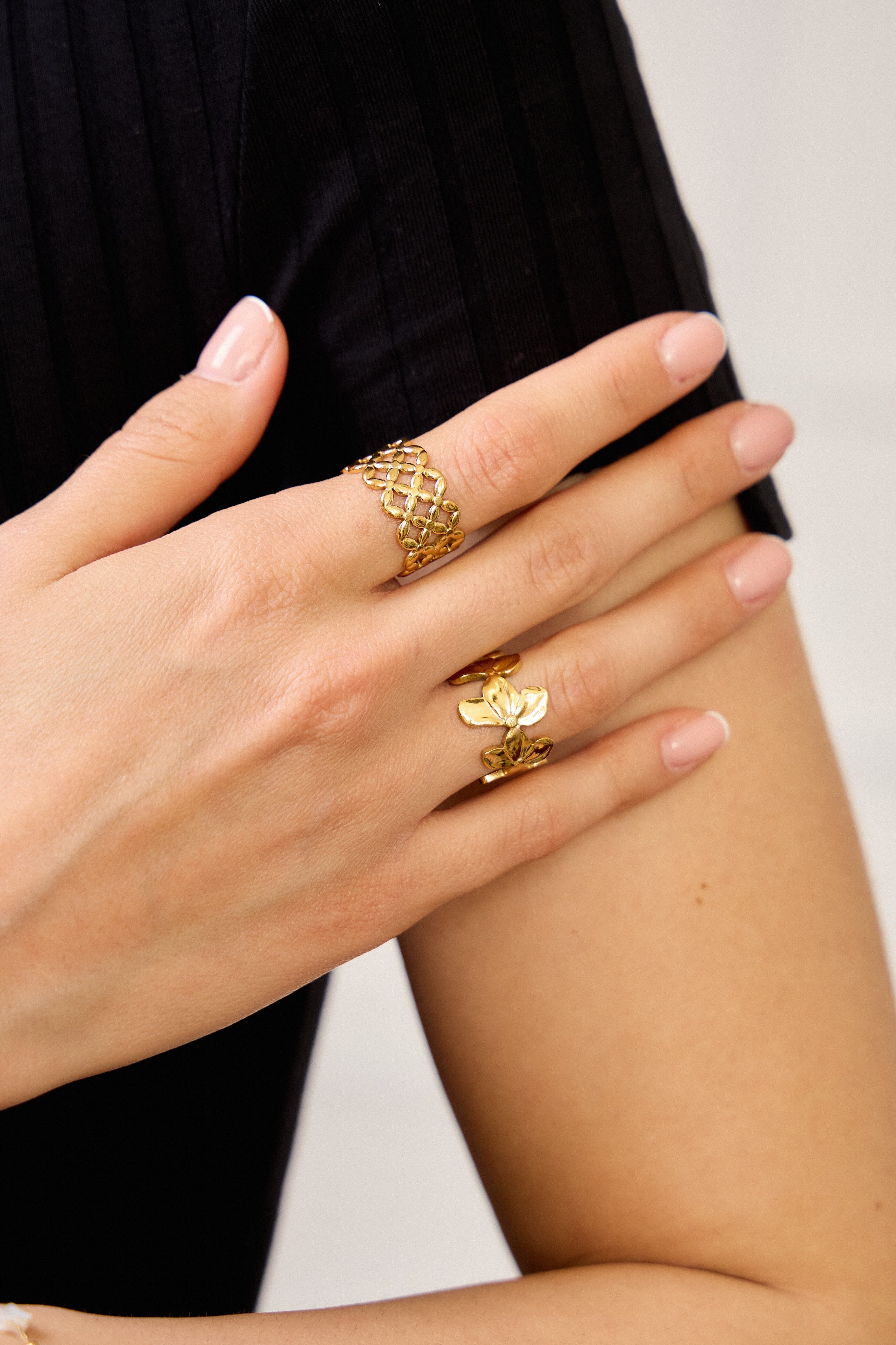 DIESER VERSTELLBARE BLUMENRING aus Edelstahl – Florale Eleganz