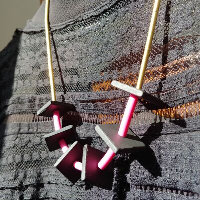 Collana fucsia e ottone - PIGMENTA