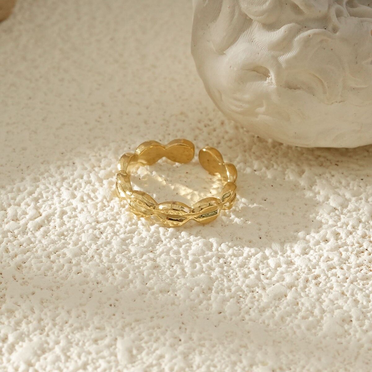 Anello per dita dei piedi in oro con finitura martellata