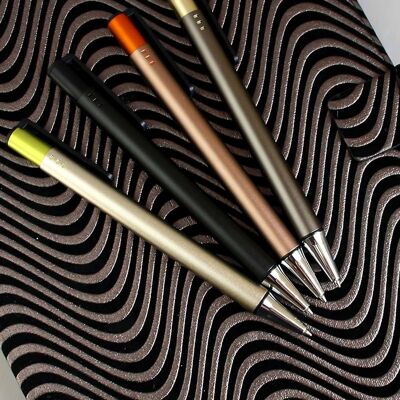 Élégant et lisse : lot de 4 stylos à bille métalliques