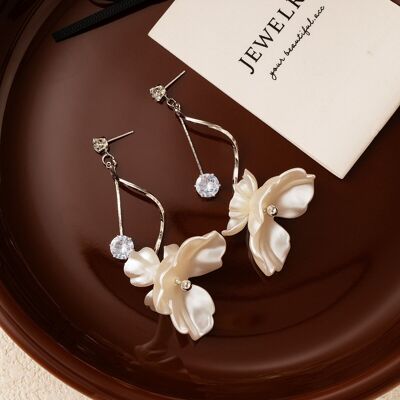 Boucles d'oreilles pendantes camélia blanc avec tige en cristal – Tige argentée