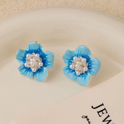 Orecchini a bottone con fiore in resina blu – Perno in argento