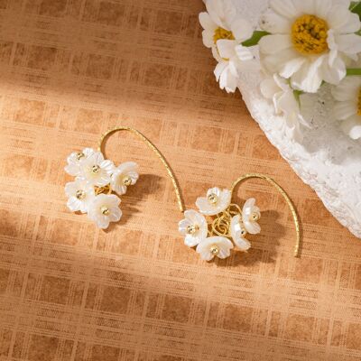 Boucles d'oreilles créoles Pearl Blossom – Motif floral estival