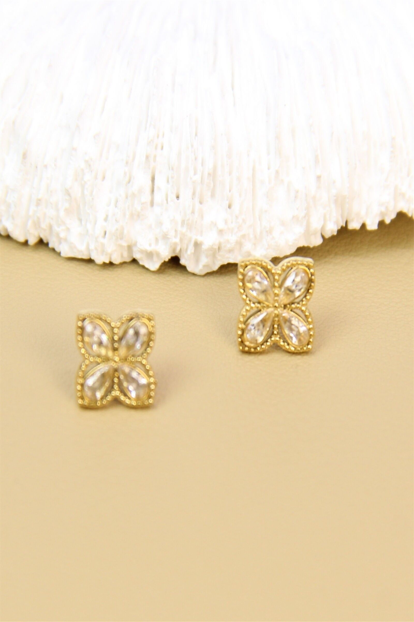 Boucles d’oreilles puces florales dorées – Acier inoxydable