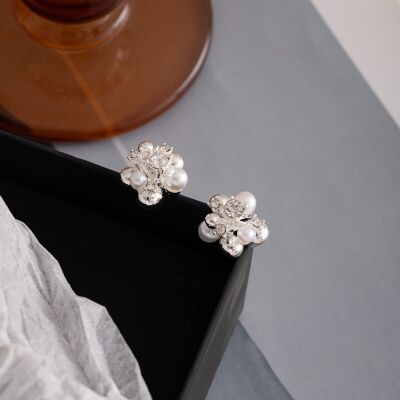 Boucles d'oreilles à tige en perles et fleurs de cristal