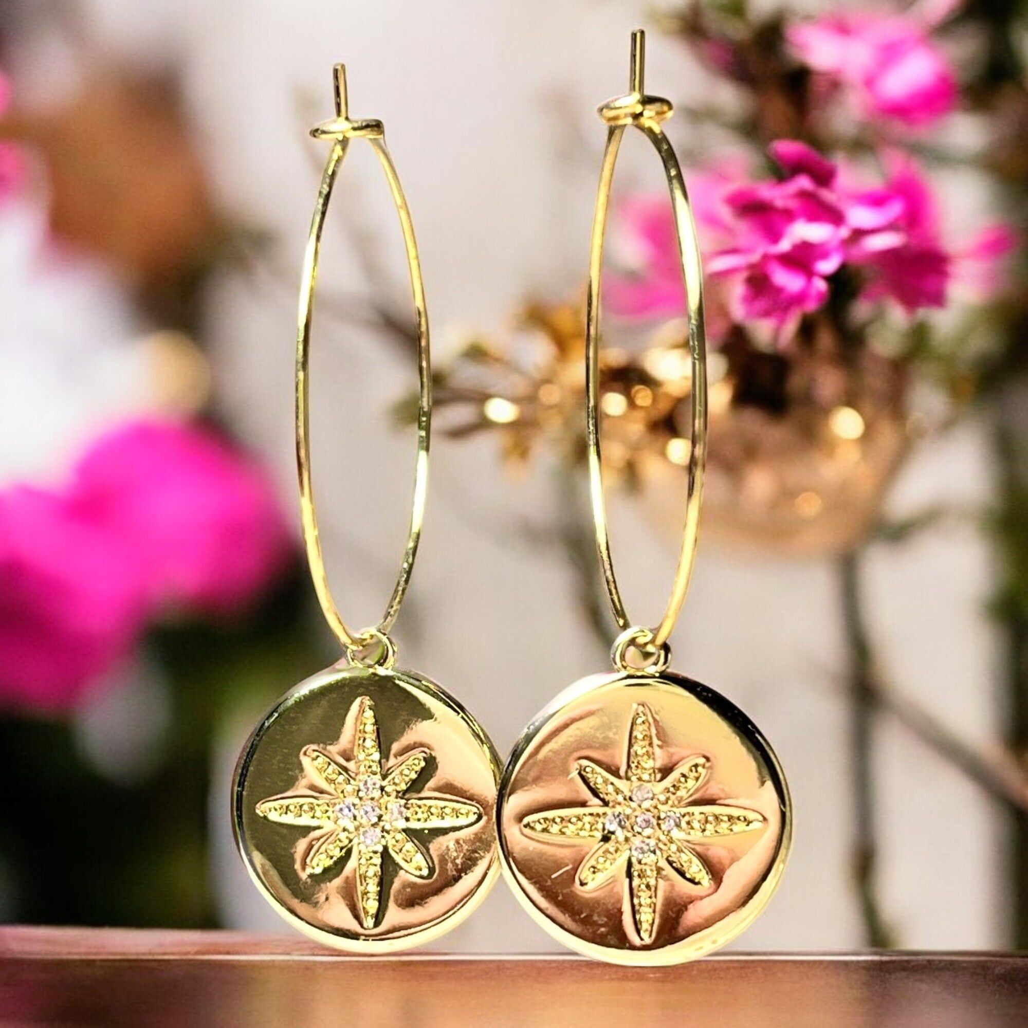 Orecchini a cerchio "SUZANNE" con charm in oro zecchino e zirconio