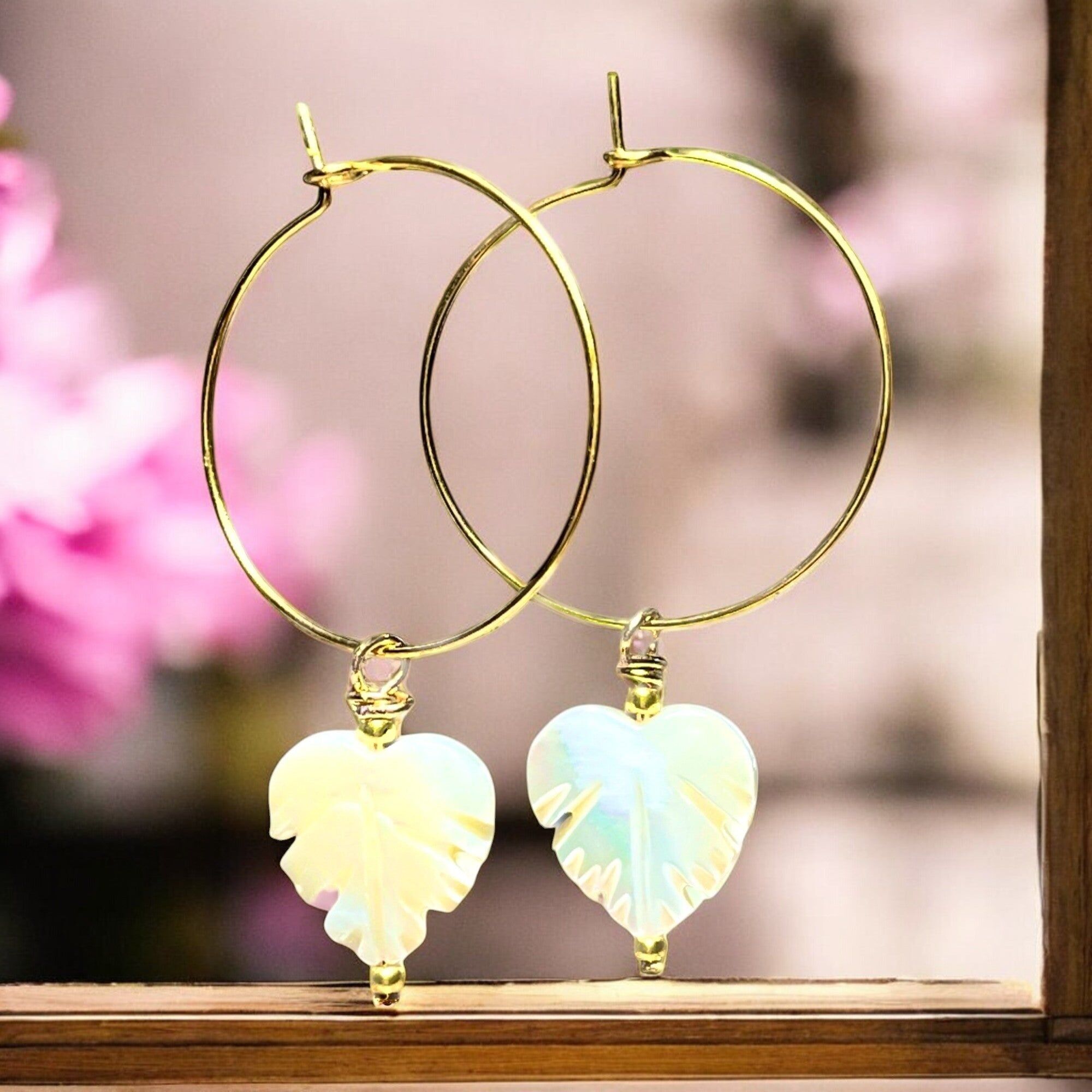 Orecchini "RAPHAELLE" con ciondoli in madreperla naturale e placcatura in oro fino