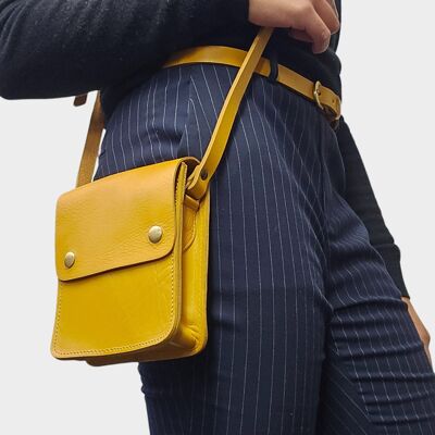 Bolso bandolera pequeño de piel amarillo con cierre a presión