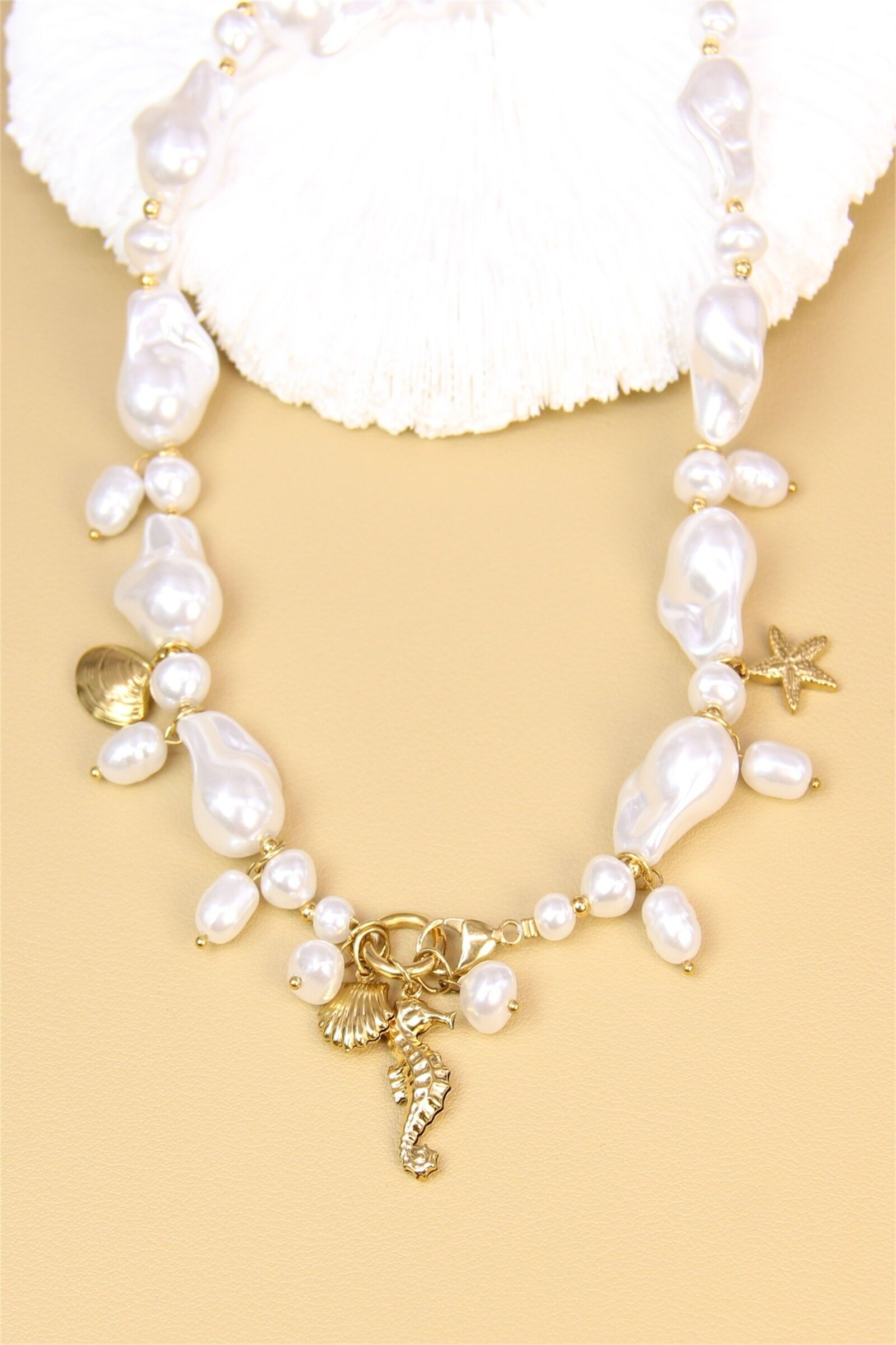 Collier perles baroques et charms dorés – Coquillages, hippocampe et étoile de mer