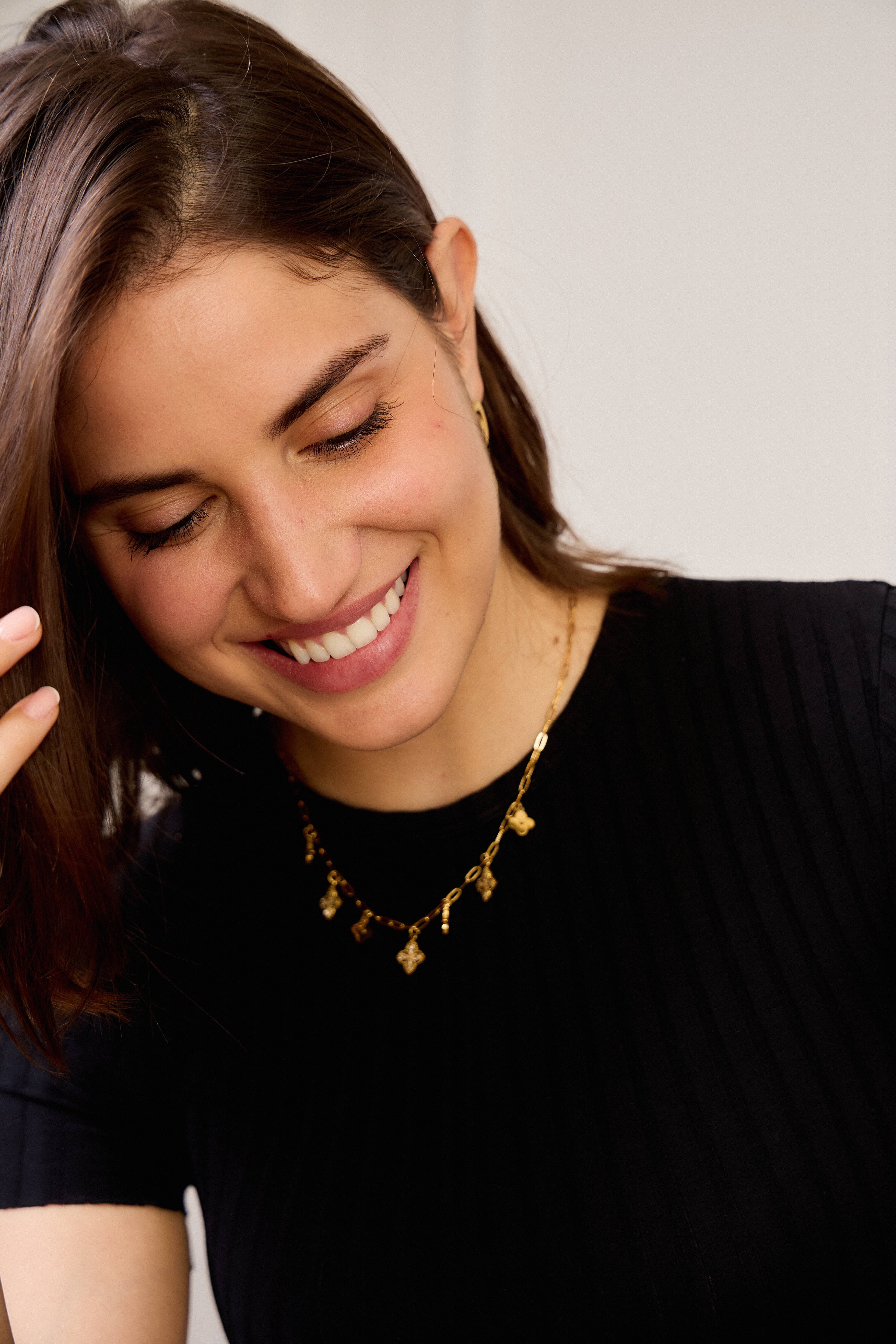 Vergoldete Blumenkette – Edelstahl & elegantes Design